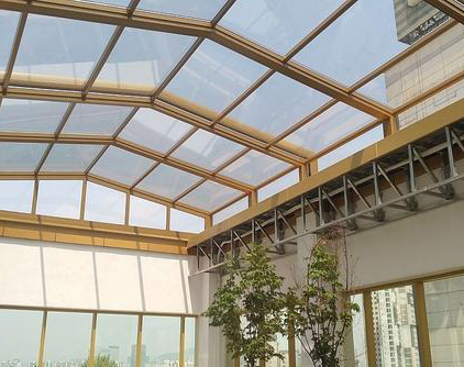 拱形多轨道钢结构开合屋盖适应性施工综合技术应用研究
