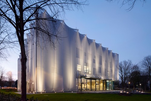 外墙会“飘动”？ 德国这座混凝土立方体，被一层银色PTFE网格膜彻底激活